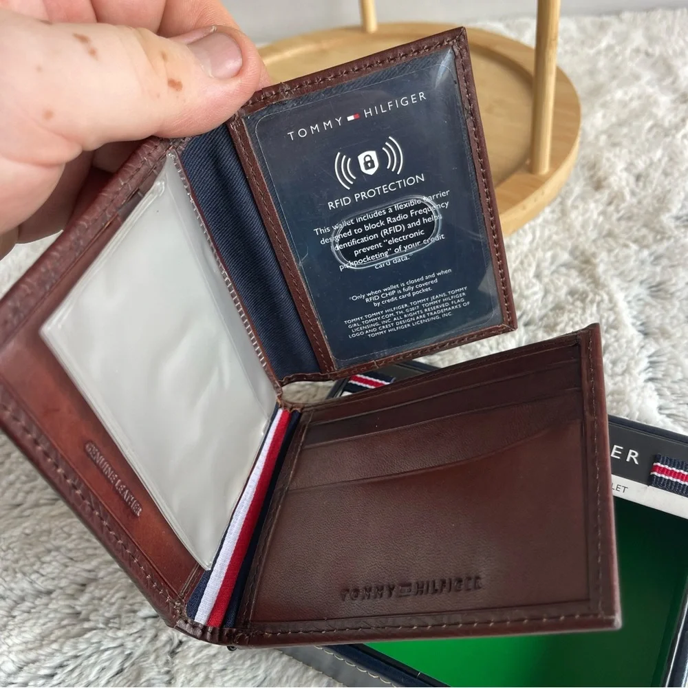 TOMMY HILFIGER MENS WALLET LIGHT BROWN